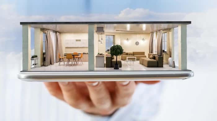 Интегрированный интерфейс платформы по недвижимости, демонстрирующий виртуальный тур по объекту, калькулятор ипотечного кредита и инструменты для общения с агентами