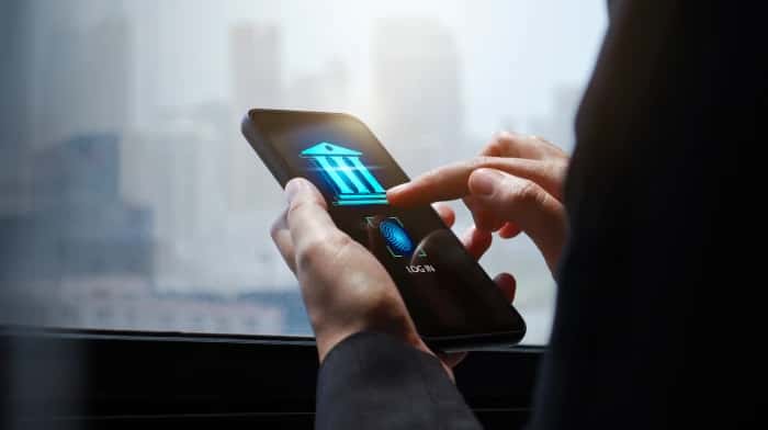 Современный интерфейс необанковской платформы с мультивалютной панелью управления и обработкой транзакций в режиме реального времени