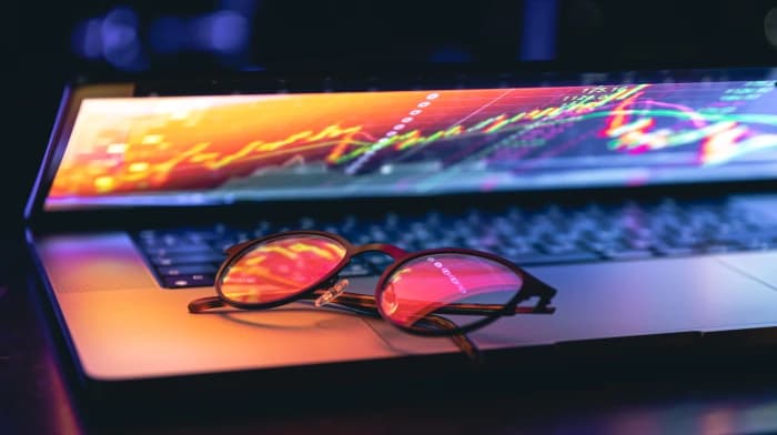 Sistema de identidad descentralizado que muestra instituciones financieras comerciales interconectadas con credenciales W3C y divulgación selectiva